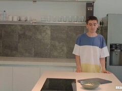 Bruinharig, Rondborstig, Sperma shot, Fetisj, Handbeurt, Hardcore, Moeder die ik wil neuken, Slet