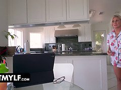 デカチン, デカパイ, ブロンド, エロ熟女, イく瞬間, チン, 手コキする, 叫ぶ