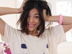 Sucer une bite, Brunette brune, Éjaculer dans la bouche, Tir de sperme, Culottes ou slips, Pov, Maigrichonne, Nénés
