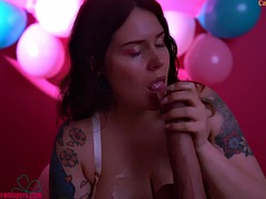Tussi, Grosser schwanz, Blasen, Braunhaarige, Spermaladung, Handjob, Überraschung, Titten