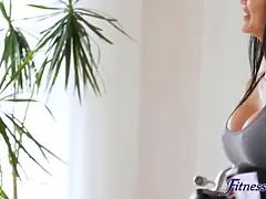 Enthousiasteling, Grote mammen, Pijpbeurt, Oudere vrouw, Stel, Sperma shot, Hd, Interraciaal