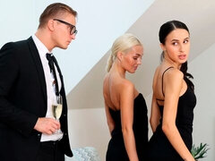 Gros cul, Grosse bite, Sucer une bite, En levrette, Seins naturels, Jarretelles, Adolescente, Nénés