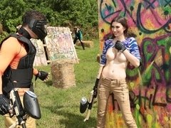 Gros seins, Sucer une bite, Brunette brune, En levrette, De plein air, Dénudage, Adolescente, Nénés