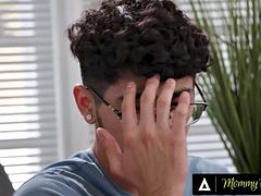 Grote mammen, Blond, Pijpbeurt, Rondborstig, Fetisj, Handbeurt, Moeder die ik wil neuken, Stiefmoeder