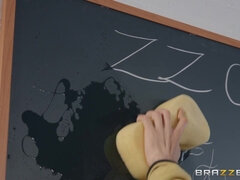 Amber Jayne gets eaten out and screwed on her desk