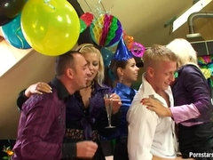 Aangekleed, Sperma shot, Huisgemaakt, Lesbisch, Orgie, Feest, Douche, Kousen