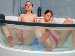 Amateur, Salle de bains, Gros seins, Brunette brune, Lesbienne, Tatouage, Nénés, Jouets