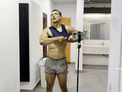 Jhonbianco in a hot muscle worship session getting himself off