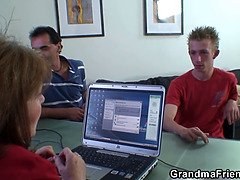 Grosse titten, Tschechisch, Doppelpenetration, Reif, Büro, Muschi, Schreiend, Flotter dreier