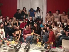 Grosser schwanz, Grosse titten, Schwanz, Hundestellung, Natürlichen titten, Party, Pool, Ablutschen