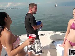 Arsch, Bikini, Braunhaarige, Hd, Öffentlich, Muschi, Tätowierung, Flotter dreier