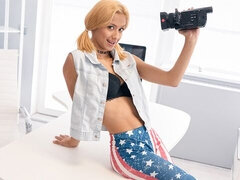 Любители, Большая жопа, Большие сиськи, Блондинки, Грудастые, Короткая стрижка, Соло, Стриптизерша