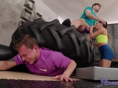 Gros cul, Grosse bite, Gros seins, Sucer une bite, En levrette, 2 femmes 1 homme, Gym, Plan cul à trois