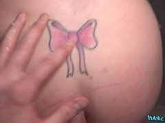 Sucer une bite, Tir de sperme, Queue, En levrette, Jeans, Public, Chatte, Tatouage