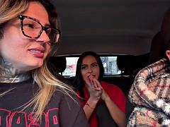 Amateur, Morena, Coche, Sexo duro, Hd, Interracial, Tatuaje, Tetas