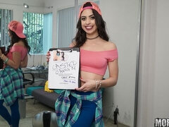 Gros cul, Grosse bite, Sucer une bite, Brunette brune, En levrette, Seins naturels, Chatte, Adolescente