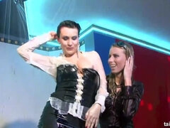 Brunette brune, Homme nu et filles habillées, Poupée, Talons, Lesbienne, Lingerie, Fête, Jarretelles