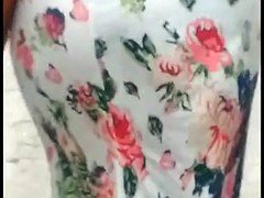 Vestido transparente e calcinha enfiada na bunda