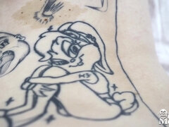 Pijpbeurt, Bruinharig, Hd, Hakken, Likken, Kut duiken, Tatoeage, Tieten likken