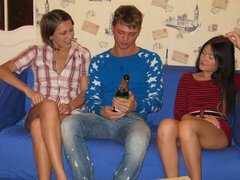 Leie, Grosser schwanz, Blasen, Braunhaarige, Flotter vierer, Natürlichen titten, Jungendliche (18+), Titten