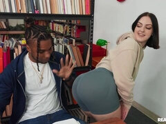 Grosser arsch, Grosser schwanz, Blasen, Braunhaarige, Hundestellung, Interrassisch, Milf, Kurzes haar