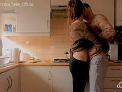 Enthousiasteling, Kont, Stel, Zoenen, Keuken, Orgasme, Spandexonderbroek, Tieten likken