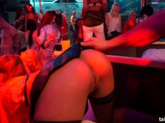 Braunhaarige, Kehlenfick, Faustfick, Hd, Interrassisch, Orgie, Strümpfe, Swingers