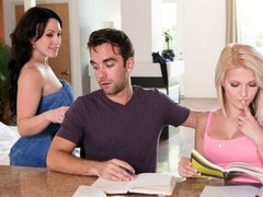 デカチン, 茶髪の, 女 人男 人, 手コキする, なめる, 下着, 淫乱熟女, 義母