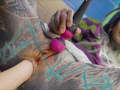 In den arsch, Fingern, Faustfick, Klaffend, Zierlich, Muschi, Tätowierung, Titten