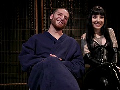 Kont, Lieveling, Bondage discipline sadomasochisme, Gebondenheid, Naakte man aangeklede vrouw, Dominante vrouw, Leer, Tatoeage
