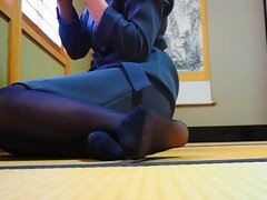 Relaxing in an Asian-style room with Mayumi Kanzaki and her nylon-clad soles