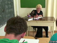 Universidad, Sucio, Ama de casa, Maduro, Mamá, Realidad, Maestra, Trio