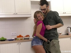 Blonde, Sucer une bite, Club, Couple, Européenne, Poilue, Hard, Adolescente