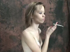 Bailar, Hija, Desnudo, Cabello corto, Fumando, Tabú, Tatuaje, Adolescente