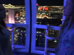 Sucer une bite, Brunette brune, Éjaculation interne, Branlette thaïlandaise, Jeans, Embrassement, Masturbation, Maigrichonne