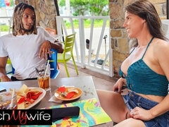 Grosser schwanz, Gehörnter ehemann, Hundestellung, Interrassisch, Milf, Orgasmus, Pov, Rasiert