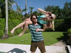 Enthousiasteling, Blond, Doordringend, Biljart, Gezichtspunt, Kort haar, Tatoeage, Tieten likken