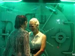 ブロンド, 衣服着たままセックス, ダンス, レズビアン, パーティ, シャワー, スインガー, 濡れ