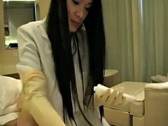 Asiatisch, Braunhaarige, Schwul, Handschuhe, Handjob, Latex, Hausmädchen, Reif