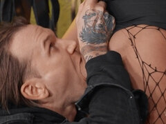 Cul, Lécher le cul, Gros seins, Bondage, Éjaculation interne, Gorge profonde, Cuir, Piercing