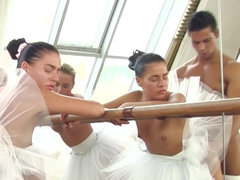 Blonde, Brunette brune, Le plan cul à quatre, Seins naturels, Petite femme, Professeur, Nénés, Uniforme