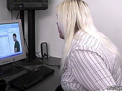 Grosser arsch, Blondine, Blasen, Geile alte tussi, Milf, Mutti, Büro, Stiefmutter