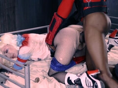 Blond, Sperma shot, Sperma in gezicht, Interraciaal, Latijnse vrouw, Natuurlijke tieten, Geschoren, Tieten likken