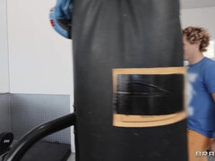 Grote mammen, Rondborstig, Sportzaal, Hardcore, Pornster, Kut duiken, Trio, Tieten likken