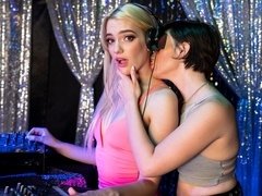 ブロンド, 指いじり, キス, レズビアン, なめる, オマンコ, ガリガリ, ティーン
