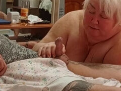 Blasen, Geile alte tussi, Handjob, Selbstgemacht, Reif, Sperma, Stiefmutter, Ablutschen