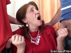 Blasen, Geile alte tussi, Kehlenfick, Oma, Reif, Milf, Büro, Flotter dreier