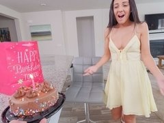 Cul, Gros cul, Sucer une bite, Brunette brune, En levrette, Branlette thaïlandaise, Surprise, Adolescente