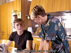 ブロンド, フェラチオ, エロ熟女, キッチン, なめる, 熟年, ロシア人, ショートヘア