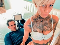 Gros cul, Blonde, En levrette, Argent, De plein air, Pov, Rasée, Tatouage
